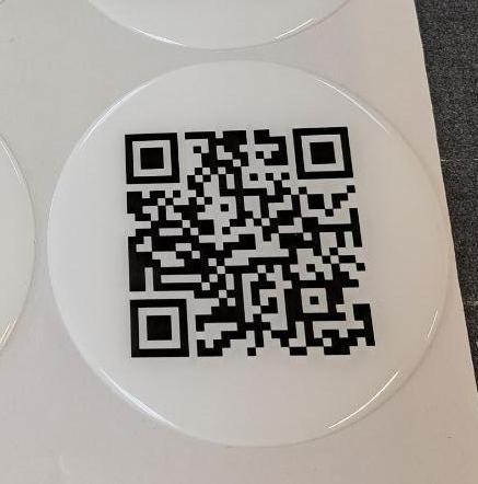 Круглая наклейка с QR-кодом